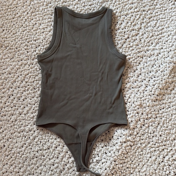 🍃 Abercrombie Seamless Rib Fabric High-Neck Bodysuit in Olive 🍃 - Picture 6 of 7